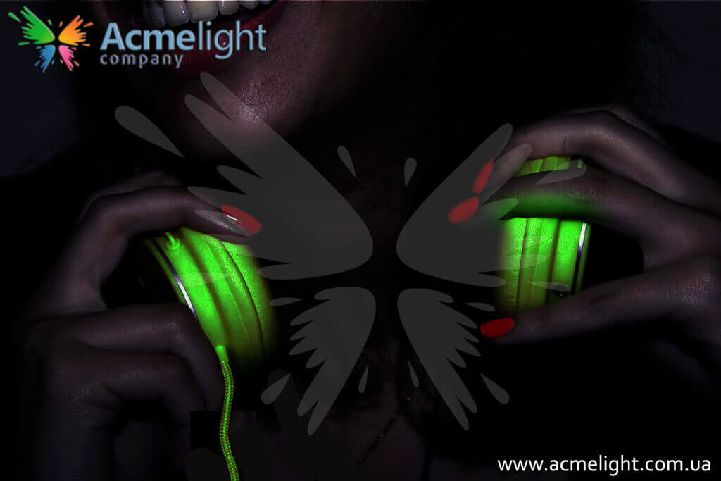 svetyaschiesya naushniki esche odna fishka dlya obraza dj